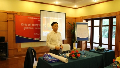 Bồi dưỡng nghiệp vụ báo chí viết về Di sản cho các nhà báo Lào